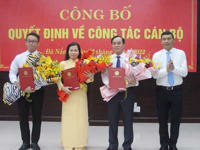 Ông Hồ Kỳ Minh, Phó Chủ tịch UBND thành phố Đà Nẵng (ngoài cùng bên phải) trao Quyết định bổ nhiệm cán bộ.