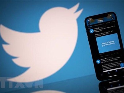 Biểu tượng Twitter trên màn hình điện thoại thông minh và máy tính bảng. (Ảnh: AFP/TTXVN).