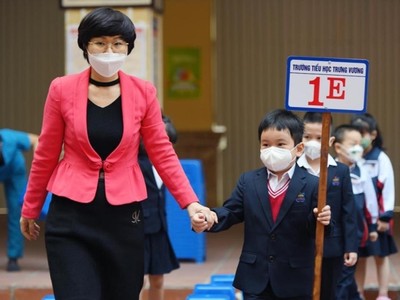 Học sinh lớp 1 ở Hà Nội trở lại trường sau thời gian nghỉ dịch. (Ảnh minh hoạ: N.D)