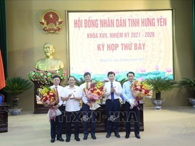 Lãnh đạo tỉnh Hưng Yên tặng hoa chúc mừng ông Lê Xuân Tiến (giữa) trúng cử chức danh Phó Chủ tịch Thường trực HĐND tỉnh. Ảnh: TTXVN.