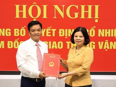 Chủ tịch UBND tỉnh Bắc Ninh Nguyễn Hương Giang trao Quyết định bổ nhiệm Giám đốc Sở Giao thông vận tải cho ông Nguyễn Minh Hiếu (ảnh Cổng TTĐT).