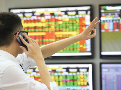 Theo các chuyên gia, thị trường điều chỉnh ban đầu do yếu tố định giá, sau đó giảm sâu hơn do các yếu tố ngoài thị trường, hiện nhiều cổ phiếu đang có mức giá rất tốt để đầu tư.