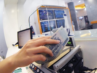 Tháng 4/2022, thị trường chứng khoán sụt giảm, nhưng ghi nhận ở một số công ty chứng khoán, số tiền nhà đầu tư rút ra khỏi tài khoản là không đáng kể.