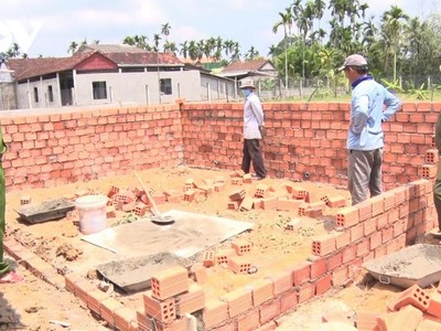 Lực lượng chức năng thị xã Đức Phổ ngăn chặn một trường hợp xây nhà trên tuyến cao tốc Bắc- Nam chờ đền bù.