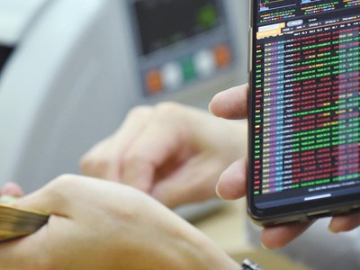 Dòng tiền dài hạn thế chân tiền FOMO