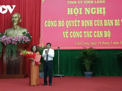Ông Bùi Văn Nghiêm, Ủy viên Ban Chấp hành Trung ương Đảng, Bí thư Tỉnh ủy trao Quyết định của Ban Bí thư cho bà Hồ Thị Thu Hằng.