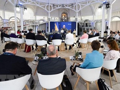 Các Bộ trưởng Tài chính và Thống đốc Ngân hàng Trung ương Nhóm các nền công nghiệp phát triển hàng đầu thế giới (G7) tham dự hội nghị ở thành phố Koenigswinter (Đức) ngày 19/5/2022. (Ảnh: AFP/TTXVN).