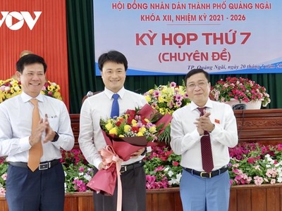 Ông Trà Thanh Danh (giữa) được bầu giữ chức Chủ tịch UBND thành phố Quảng Ngãi.