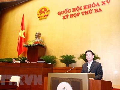 Bộ trưởng Bộ Giao thông vận tải Nguyễn Văn Thể trình bày Tờ trình tổng kết, đánh giá tổng thể tình hình thực hiện Nghị quyết số 66/2013/QH13 và kế hoạch triển khai dự án đường Hồ Chí Minh giai đoạn tiếp theo. (Ảnh: Doãn Tấn/TTXVN).