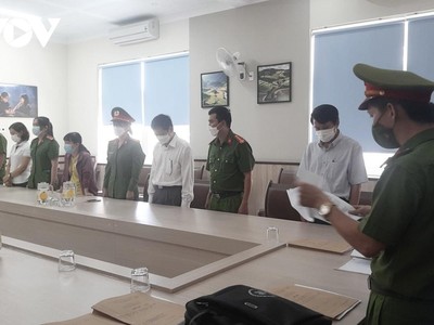 Cơ quan chức năng đọc lệnh khởi tố, bắt giam ông Trí và những người liên quan tại trụ sở CDC Đắk Lắk sáng 27/5. 