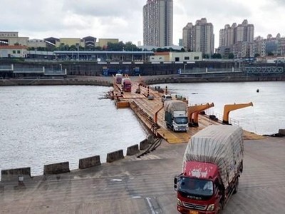 Thông quan trở lại Lối mở cầu phao tạm Km3+4 Hải Yên. (Ảnh: TTXVN phát).