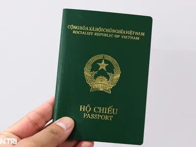 Trên mỗi trang là hình ảnh tiêu biểu phong cảnh, hình tượng về chủ quyền quốc gia, di sản văn hóa nổi tiếng của đất nước như Vịnh Hạ Long, Kinh đô Huế, Đền Hùng... (Ảnh: Nguyễn Dương).