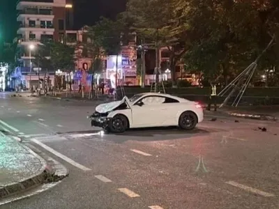 Hiện trường vụ tai nạn xe ô tô nhãn hiệu Audi tông xe máy làm 3 người chết, xảy ra tại Bắc Giang đêm 2/6.