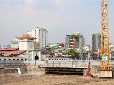 Phía trên nhà ga ngầm Bến Thành đang được đắp trả mặt bằng. (Ảnh minh họa: Tiến Lực/TTXVN)