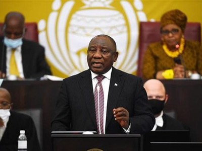 Tổng thống Nam Phi Cyril Ramaphosa phát biểu tại phiên họp Quốc hội và Hội đồng Quốc gia các tỉnh (Thượng viện) ở Cape Town, ngày 26/4/2022. (Ảnh: THX/TTXVN).