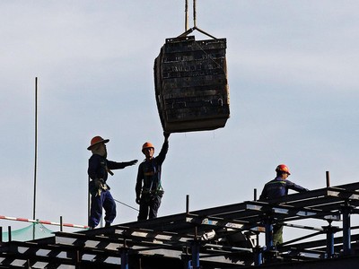 Các ngành hưởng lợi từ đầu tư công là xây dựng hạ tầng, thép xây dựng, đá xây dựng, nhựa đường...