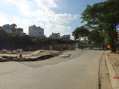 Đoạn đường từ số 411-415 Vũ Tông Phan bất ngờ sụt lún vào khoảng 14 giờ ngày 14/6. (Ảnh: Hoài Nam/Vietnam+)