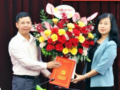 Bí thư Tỉnh ủy Đào Hồng Lan trao Quyết định, tặng hoa chúc mừng ông Nguyễn Công Thắng.