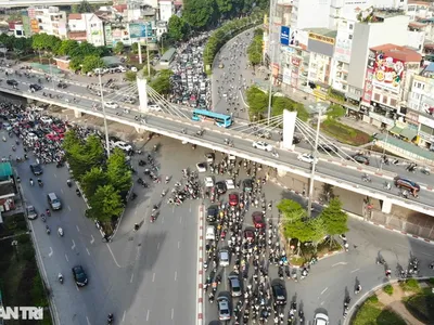 Hình ảnh tắc đường tại nút giao Ngã Tư Sở nhìn từ trên cao (Ảnh tư liệu).