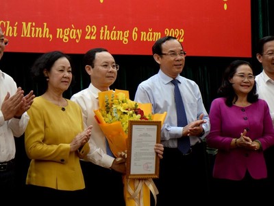 Ủy viên Bộ Chính trị, Trưởng ban Tổ chức Trung ương Trương Thị Mai trao quyết định chuẩn y của Bộ Chính trị cho ông Nguyễn Văn Hiếu.