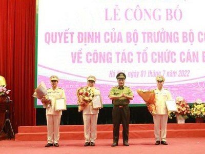 Trung tướng Nguyễn Hải Trung thừa ủy quyền của Bộ trưởng Bộ Công an trao quyết định và tặng hoa chúc mừng 3 Phó Giám đốc CATP Hà Nội
