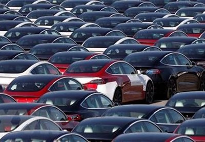 Xe ôtô điện của Tesla tại cảng ở Southampton, Anh. (Ảnh: AFP/TTXVN).