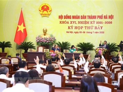 Các đại biểu Hội đồng Nhân dân biểu quyết thông qua chương trình Kỳ họp. (Ảnh: Văn Điệp/TTXVN)