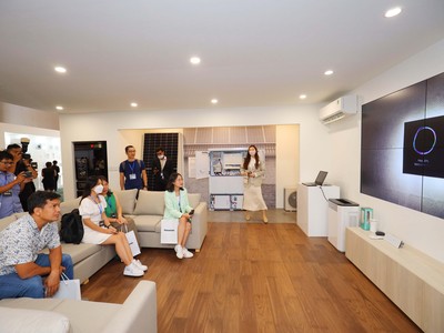 Trải nghiệm các thiết bị công nghệ tại triển lãm.