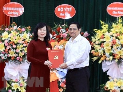 Thủ tướng Phạm Minh Chính trao Quyết định quyền Bộ trưởng Bộ Y tế cho đồng chí Đào Hồng Lan. (Ảnh: Lâm Khánh/TTXVN).