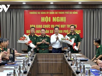 Bí thư Thành ủy Đà Nẵng và Tư lệnh Quân khu 5 tặng hoa chúc mừng 2 đồng chí vừa được bổ nhiệm vị trí công tác mới.