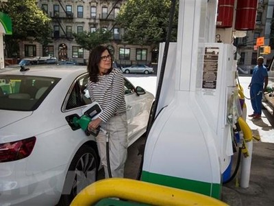 Bơm xăng cho phương tiện tại trạm xăng ở New York, Mỹ. (Ảnh: THX/TTXVN).