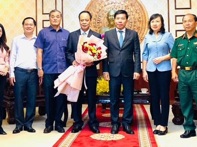 Ông Vũ Tiến Điền nhận hoa chúc mừng.