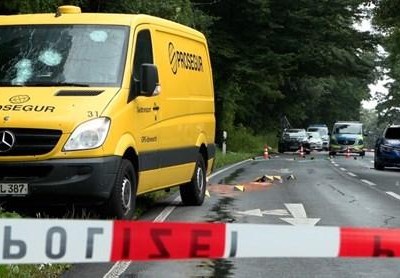 Các đối tượng tấn công đã bắn khoảng 10 viên đạn vào xe chuyển tiền. (Nguồn: Faz.net)