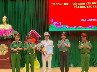 Ban Giám đốc Công an TPHCM tặng hoa chúc mừng Đại tá Mai Hoàng.
