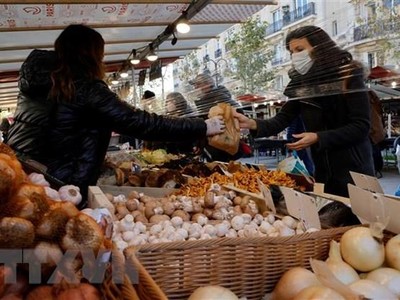 Người dân mua sắm tại một chợ ở Paris, Pháp. (Ảnh: AFP/TTXVN).