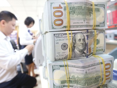 Dưới sức ép tăng giá của USD, Ngân hàng Nhà nước có 2 cách để ổn định tỷ giá: một là, bơm USD ra thị trường; hai là, hút bớt tiền đồng về. 