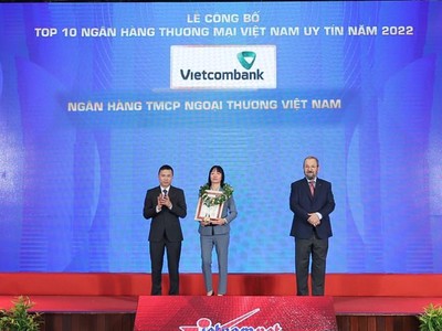 Bà Phan Thị Thanh Tâm, Phó trưởng VPĐD Vietcombank tại khu vực phía Nam, đại diện Vietcombank (đứng giữa ) nhận vinh danh Top 10 ngân hàng thương mại uy tín năm 2022 từ Ban tổ chức chương trình.