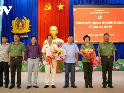 Ông Nguyễn Tiến Hải (giữa), Bí thư Tỉnh ủy, Chủ tịch HĐND tỉnh Cà Mau tặng hoa cho hai cán bộ nhận nhiệm vụ mới.