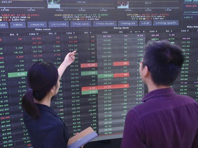 Cổ phiếu chứng khoán được nhà đầu tư chú ý, bởi đây là nhóm có sự vận động cùng chiều với thị trường.