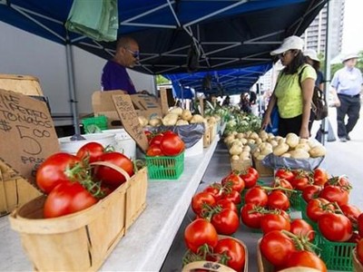 Người dân mua sắm tại một chợ ở Ontario, Canada ngày 20/7/2022. (Ảnh: THX/TTXVN).