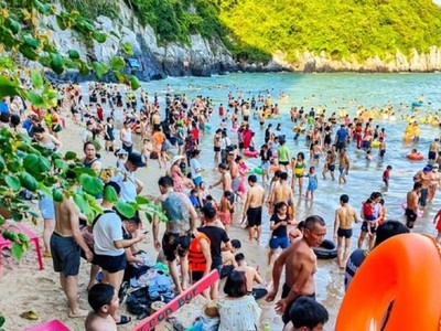 Du lịch nội địa đang phục hồi mạnh, góp phần đưa tổng mức bán lẻ hàng hóa và doanh thu dịch vụ đạt mức tăng trưởng cao.