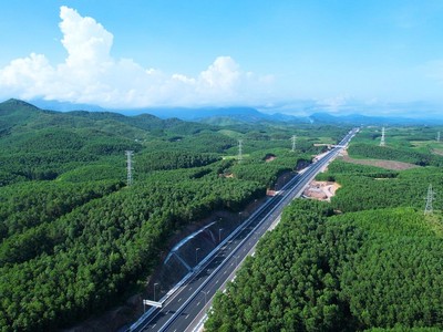 Sắp khánh thành cao tốc Vân Đồn – Móng Cái có hệ thống chiếu sáng hiện đại nhất Việt Nam