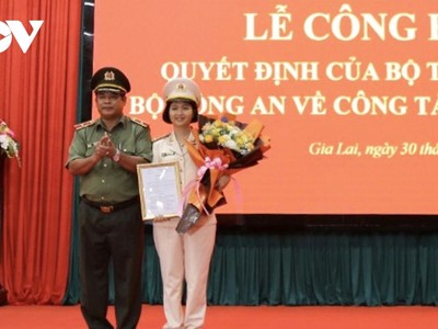 Trung tá H'Bơ Khắp nhận quyết định bổ nhiệm của Bộ Công an. (Ảnh: Nguyễn Thảo).