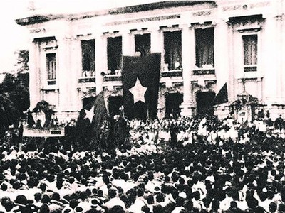 Mít-tinh tại Nhà hát Lớn Hà Nội ngày 19/8/1945. Ảnh: TTXVN.