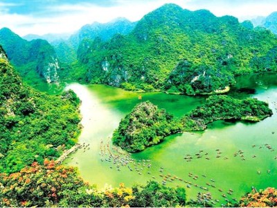 Tràng An thơ mộng hữu tình, có sức hút lớn với du khách trong nước và quốc tế.
