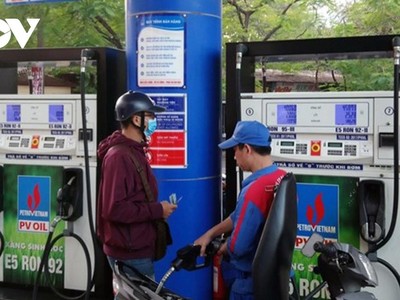 Giá xăng, dầu đồng loạt giảm từ 15h00 chiều nay.