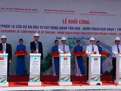 Lãnh đạo Bộ GTVT, tỉnh Đồng Nai và TP.HCM nhấn nút khởi công dự án - Ảnh: Lê Quân.