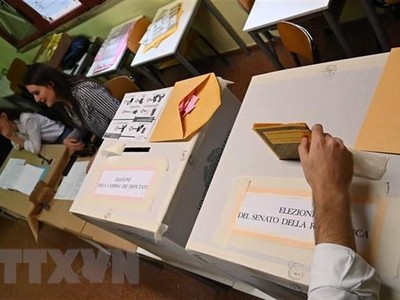 Cử tri bỏ phiếu trong cuộc tổng tuyển cử sớm tại Rome, Italy ngày 25/9/2022. (Ảnh: AFP/TTXVN).