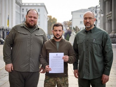 Tổng thống Ukraine Zelensky (giữa) và Chủ tịch Quốc hội, Thủ tướng nước này. Ảnh: Văn phòng Tổng thống Ukraine.