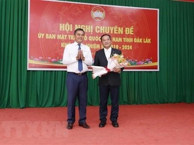 Phó Bí thư Tỉnh ủy Đắk Lắk Y Biêr Niê tặng hoa chúc mừng tân Chủ tịch Ủy ban Mặt trận Tổ quốc Việt Nam tỉnh Đắk Lắk Y Giang Gry Niê Knơng. (Ảnh TTXVN phát)